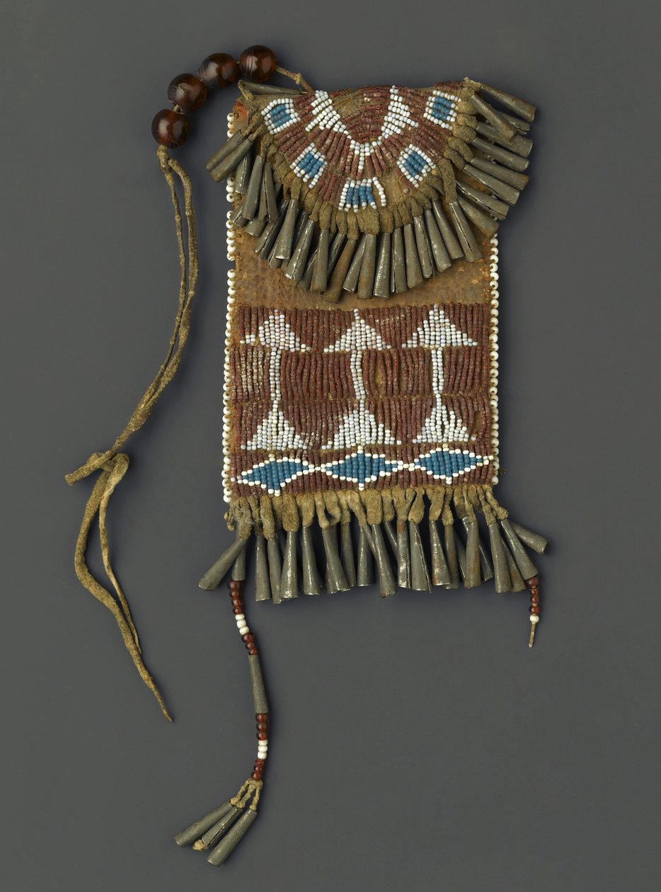 علبة حزام نسائي ، ربما Ute أو Kiowa ، 1880-1890 (الهادي ، المعدن ، الخرز والصبغ) بواسطة المدرسة الأمريكية