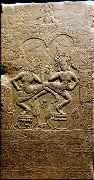 الرقص Apsarasas ، التفاصيل من إفريز (الحجر الرملي) بواسطة المدرسة الكمبودية