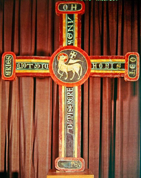 Agnus Dei Cross من Bagergue ، c.1200 (تمبرا ، تخفيف الجص وبقايا لوح معدني ملمع على الخشب) بواسطة المدرسة الكاتالونية