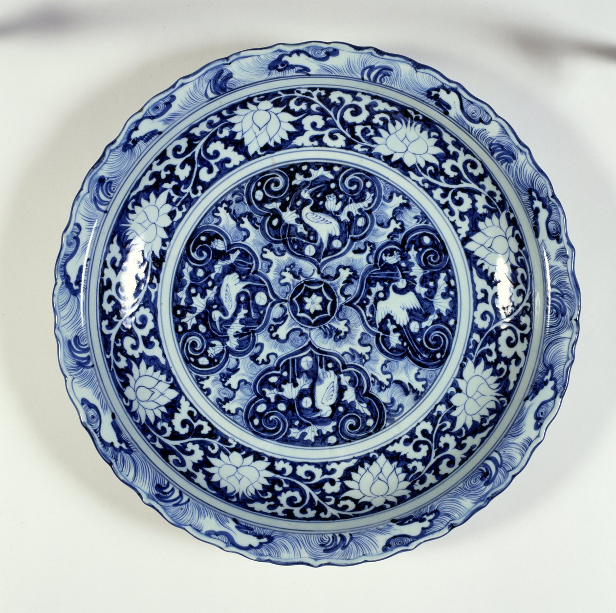 شاحن بزخارف زرقاء وبيضاء 1325-55 (بورسلين) بواسطة المدرسة الصينية