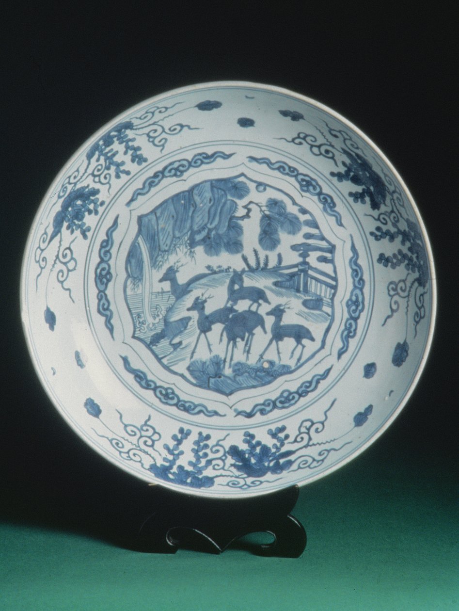 شاحن بزخارف زرقاء وبيضاء ، 1550-75 (بورسلين) بواسطة المدرسة الصينية