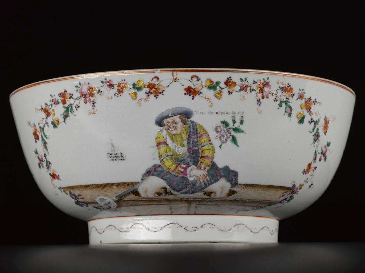 وعاء ساخر ساخر يصور نسخة من نقش مضاد للجاكوبايت ، خطأ سوني ، 1785 (بورسلان) بواسطة المدرسة الصينية