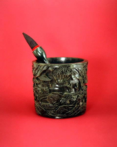 حامل الفرشاة والفرشاة ، فترة Qianlong (1736-95) (يشم يشفر) (انظر أيضًا 394817) بواسطة المدرسة الصينية