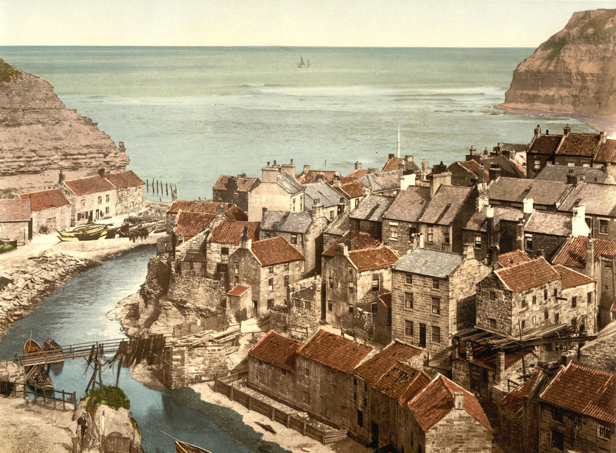 Staithes Village بالقرب من ويتبي ، Yorlshire ، حانة. c.1890-1900 (الطباعة الحجرية الملونة) بواسطة مصور انجليزى