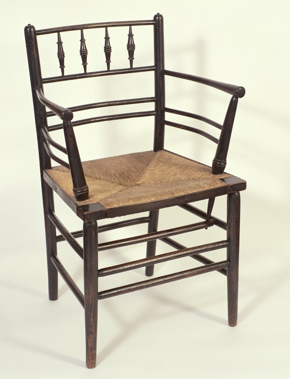 كرسي بذراعين مصنوع لشركة Morris & Co. c.1864-65 (رماد ملون بمقعد اندفاع) بواسطة مدرسة اللغة الإنجليزية
