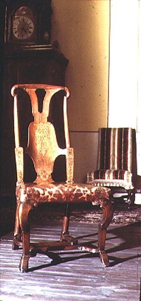كرسي ، c.1710 (الجوز) بواسطة مدرسة اللغة الإنجليزية