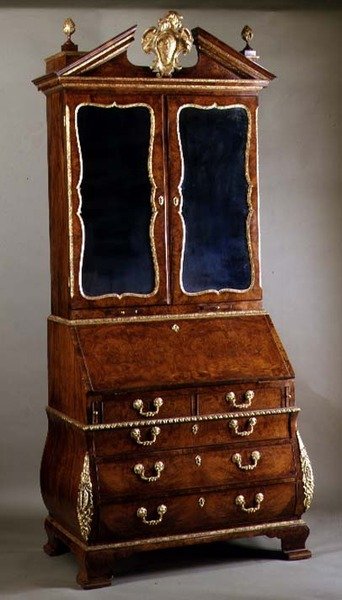 مكتبة مكتب جورج الأول مع جوانب القنبلة وحوامل ormolu ، c.1720 (الطرزة المذهبة لدغ الجوز) بواسطة مدرسة اللغة الإنجليزية