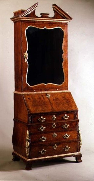 مكتبة مكتب جورج الأول بجوانب القنبلة ، حوالي 1720 (الجوز ومذهب الطرود) بواسطة مدرسة اللغة الإنجليزية