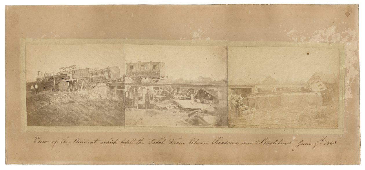 مونتاج من تحطم قطار Staplehurst ، 1865 (ثلاث صور منغم داكن اللون مثبتة معًا على لوحة دعم البطاقة) بواسطة مدرسة اللغة الإنجليزية