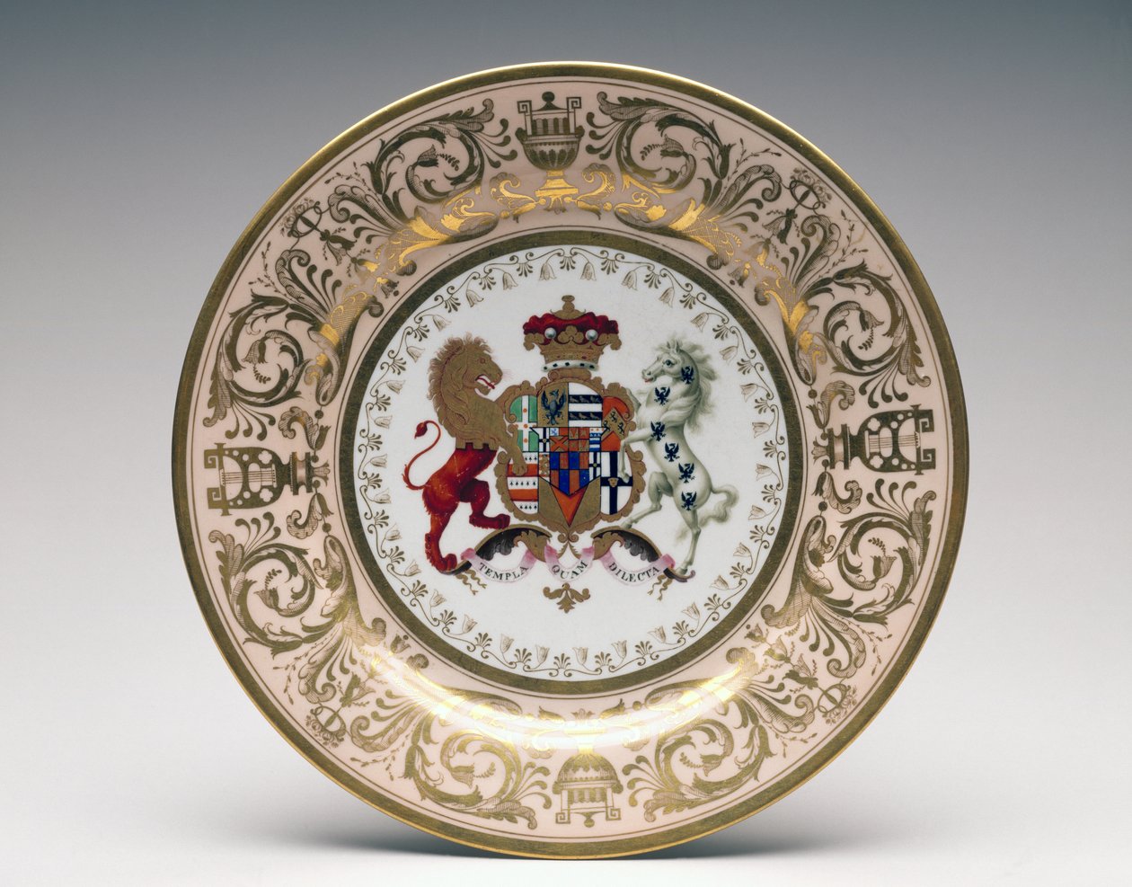 طبق من Stowe Service ، Worcester Porcelain ، تم تصنيعه بواسطة Flight ، Barr and Barr ، c.1813 (بورسلين معجون ناعم) بواسطة مدرسة اللغة الإنجليزية