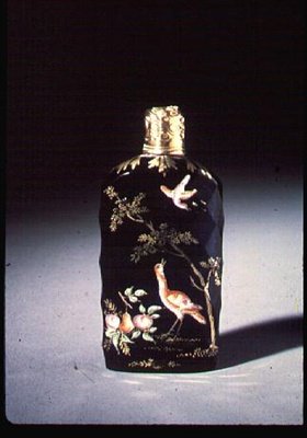 زجاجة عطر ، منفوخة ، مقطعة ، مطلية ومذهبة ، منسوبة إلى بريستول ، c.1770 (زجاج) بواسطة مدرسة اللغة الإنجليزية