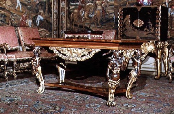 طاولة بأرجل منحوتة بشكل متقن ، c. 1675 (الجوز والصنوبر) بواسطة مدرسة اللغة الإنجليزية
