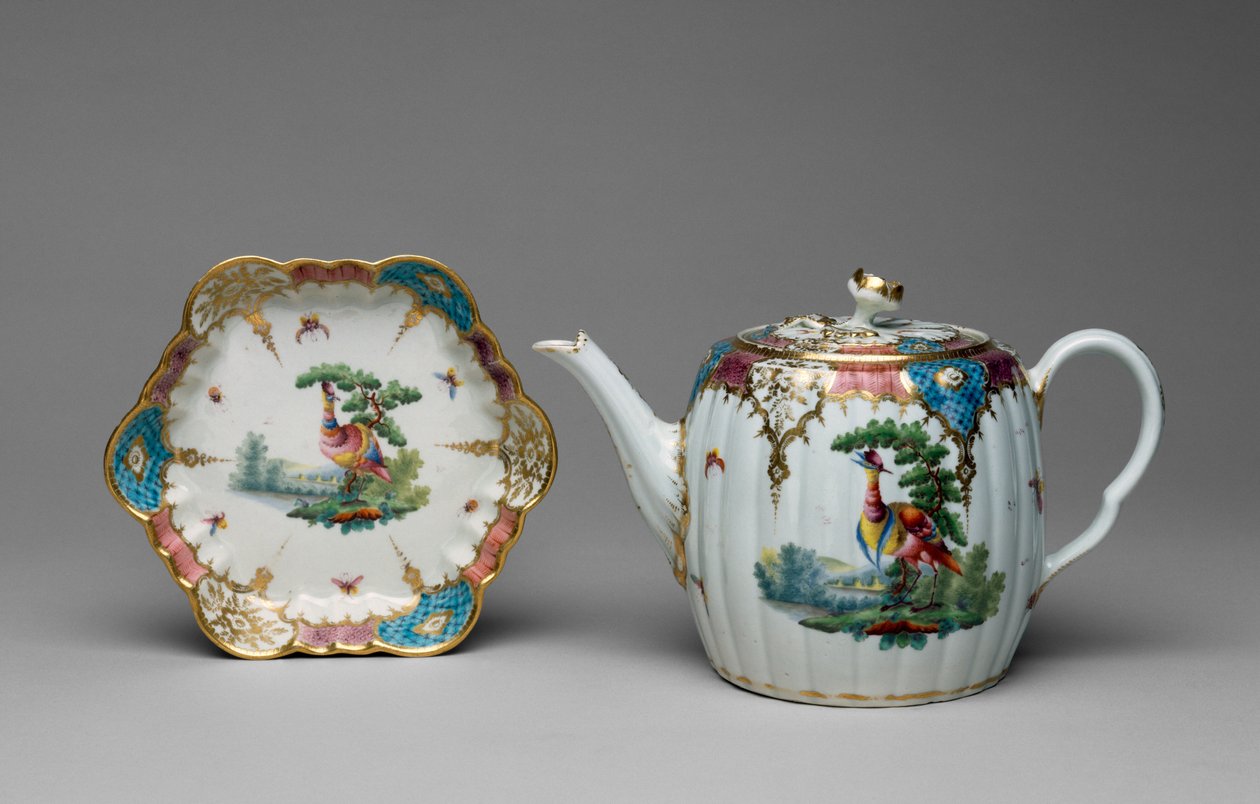 إبريق شاي وغطاء وحامل ، بورسلين بورسلين ، 1775 (بورسلين معجون ناعم) بواسطة مدرسة اللغة الإنجليزية