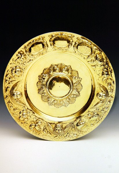 طبق كارولين الزكاة ، صنع في لندن ، 1665-1666 (مذهب فضي) (انظر أيضًا 98506 و 355591) بواسطة مدرسة اللغة الإنجليزية
