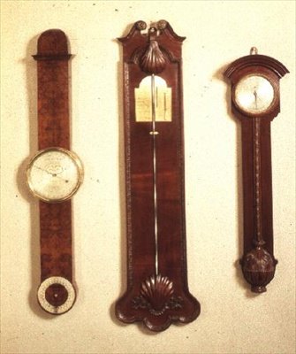 ثلاثة بارومترات: يسار: ماهوجني ، أسلوب شيبينديل. المركز: Chippendale مع عزر قذيفة. اليمين: لدغ الطقسوس ، لجون هاليفاكس من بارنسلي ، 1720 بواسطة مدرسة اللغة الإنجليزية