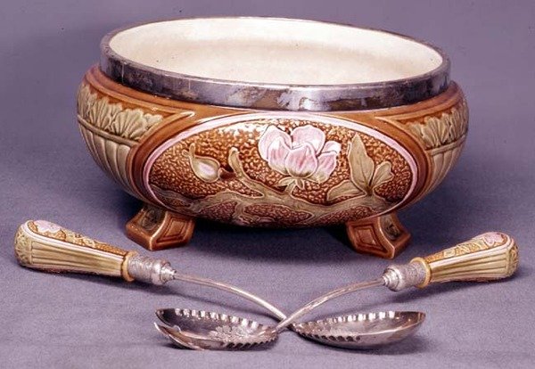 صحن سلطة ودجوود مايوليكا ، ملعقة وشوكة ، c.1880 (سيراميك) بواسطة مدرسة اللغة الإنجليزية