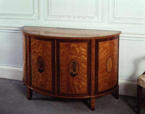 صوان Workington ، مقدمة من Gillows of Lancashire ، 1785 (Satinwood) بواسطة مدرسة اللغة الإنجليزية