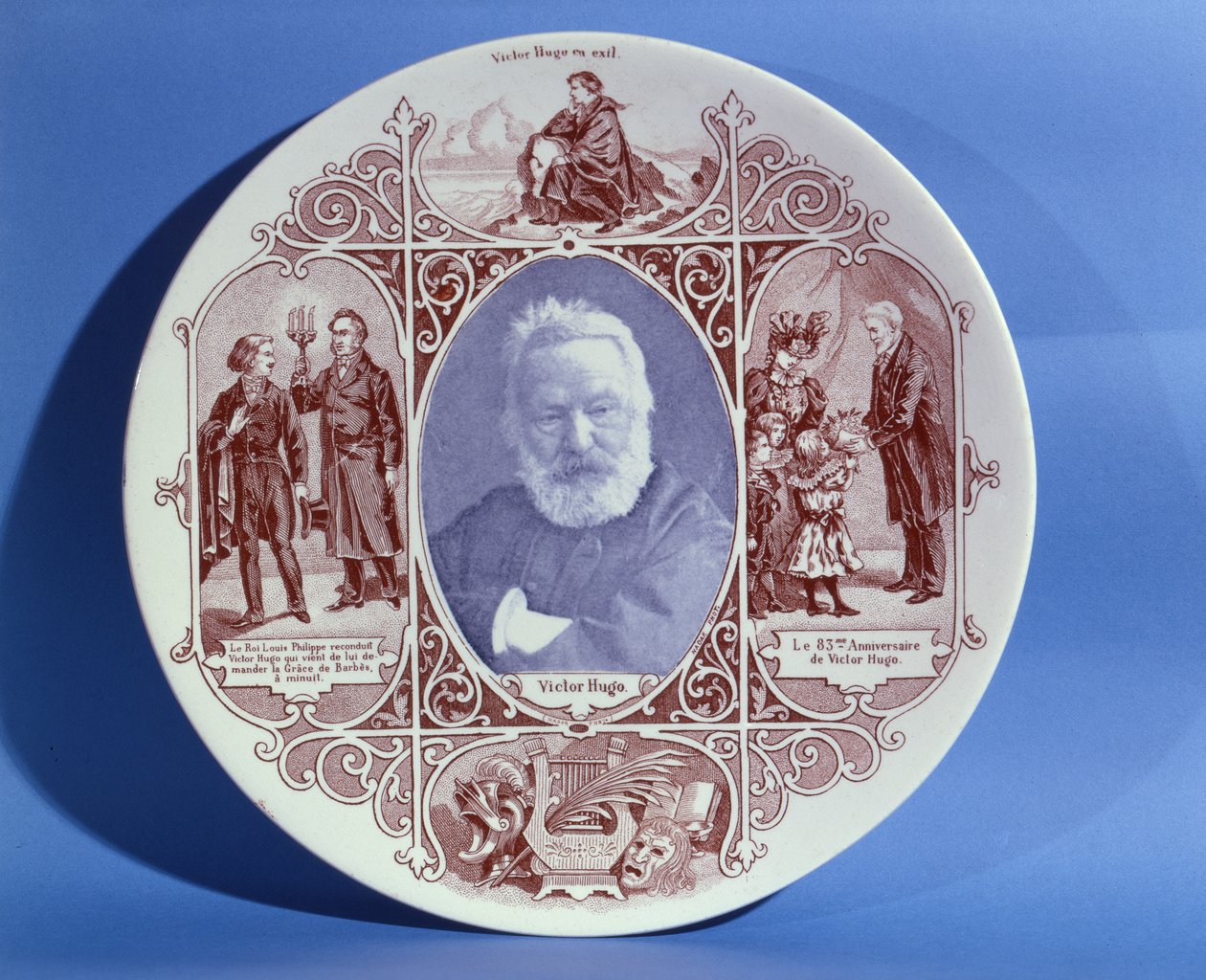 لوحة تذكارية تحتفل بحياة فيكتور هوغو (1802-85) المصنوعة في فخار Sarreguemines ، c.1884-85 (سيراميك) بواسطة المدرسة الفرنسية