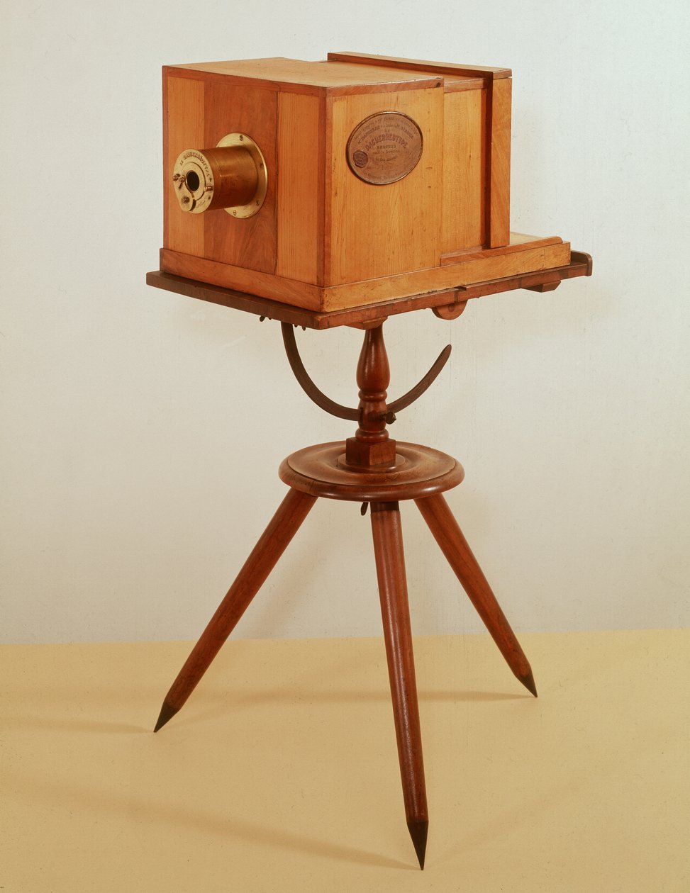 كاميرا Daguerreotype من ألفونس جيرو من باريس (خشب) بواسطة المدرسة الفرنسية