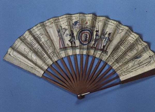 مروحة مع صورة لجيلبرت موتير (1757-1834) ماركيز دي لا فاييت (1757-1834) مؤطرة في وردة حمراء وبيضاء وزرقاء ، 1789 بواسطة المدرسة الفرنسية