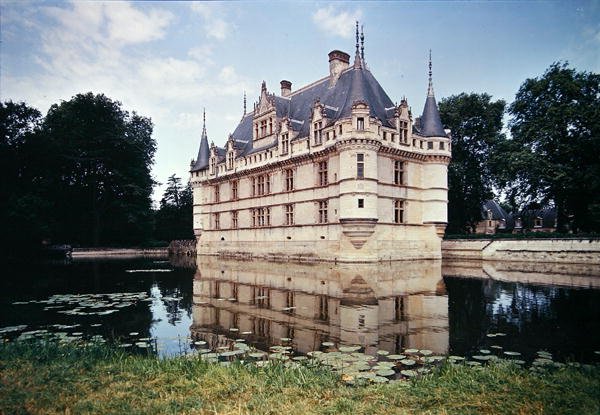 منظر لقلعة dazay le le Rideau ، بنيت لجيل Berthelot ، 1518-27 بواسطة المدرسة الفرنسية