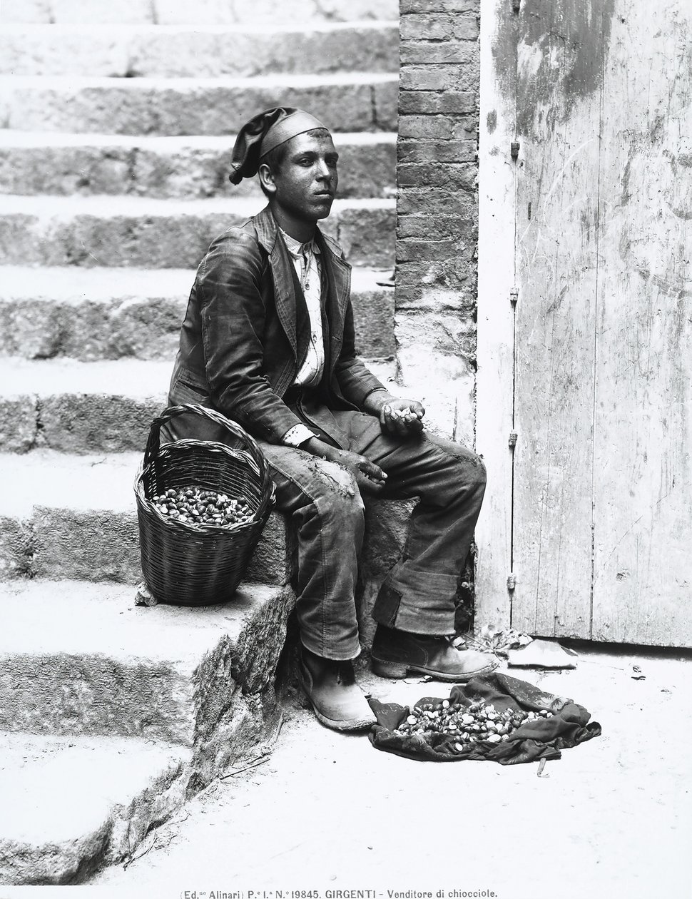 بائع حلزون البحر في الزي التقليدي ، في جرجنتي ، حوالي عام 1920 بواسطة مصور إيطالي