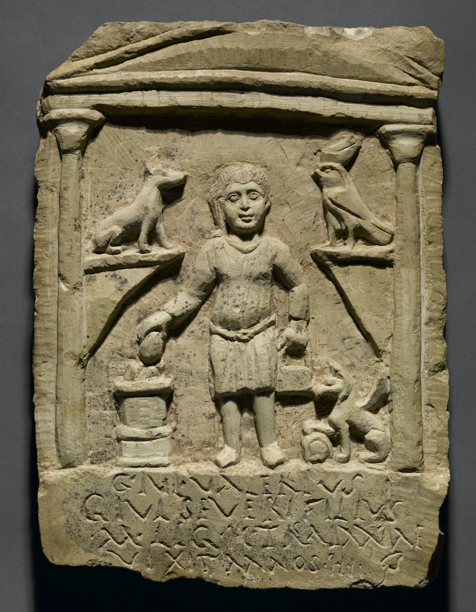 لوحة جنائزية لـ C. Julius Valerius ، مصنوعة في مصر (الحجر الجيري مع آثار طلاء) بواسطة رواية