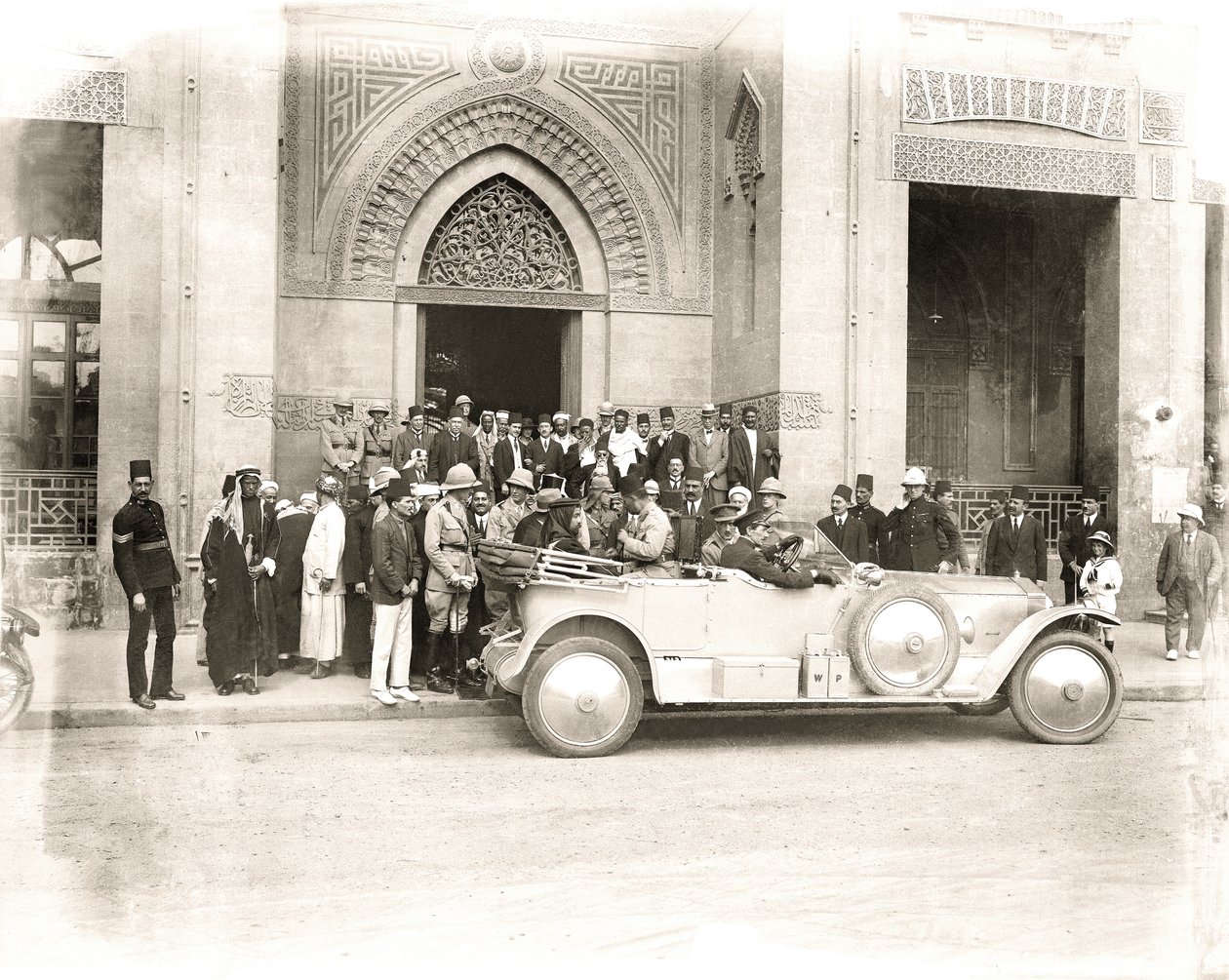 شريف عبد الله يصل إلى مسجد الرفاعي ، القاهرة ، أوائل عام 1914 بواسطة أ. ريد