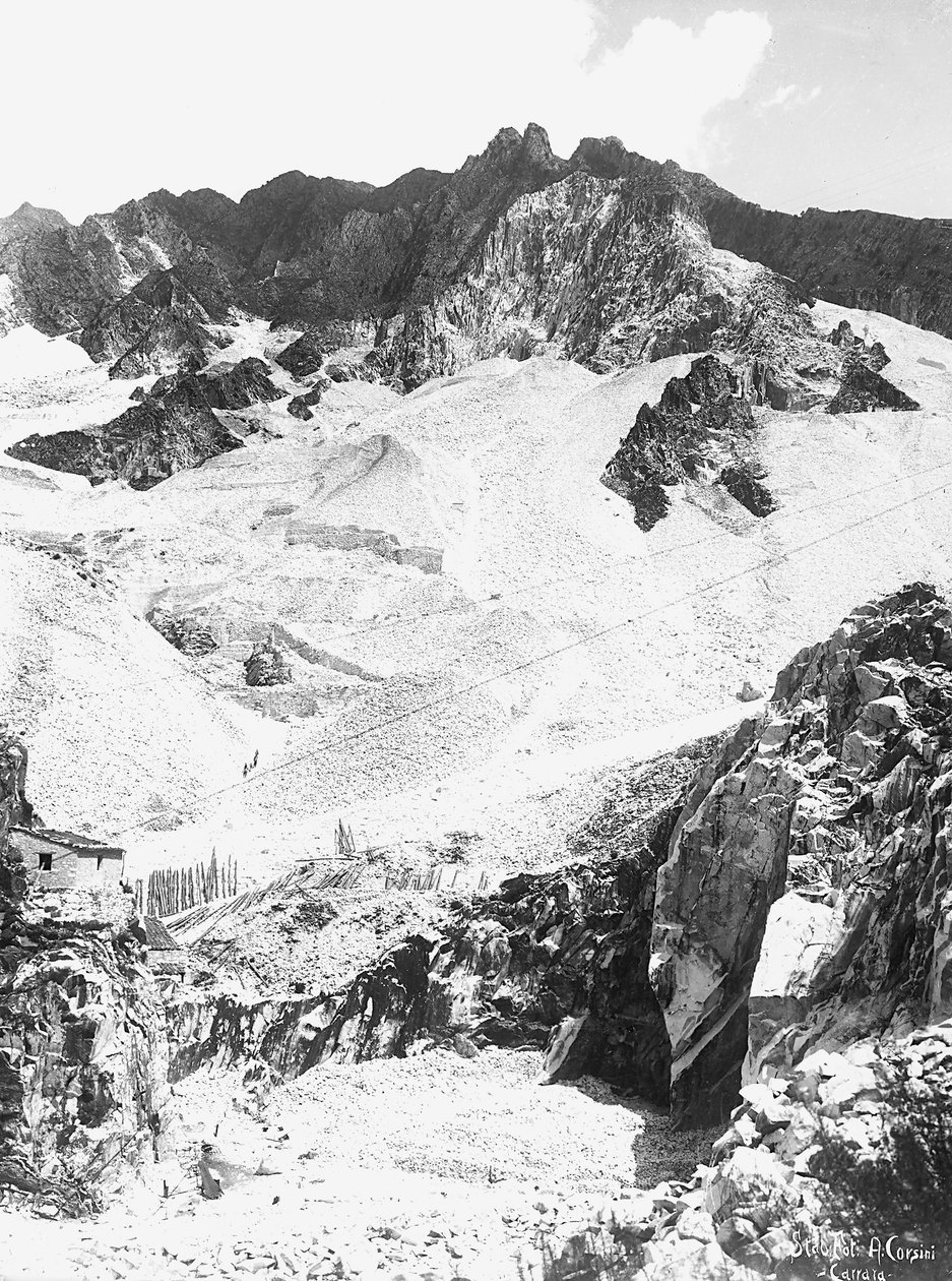 محجر رخام في Apuan Alps ، في توسكانا (b / w photo) بواسطة أ. كورسيني