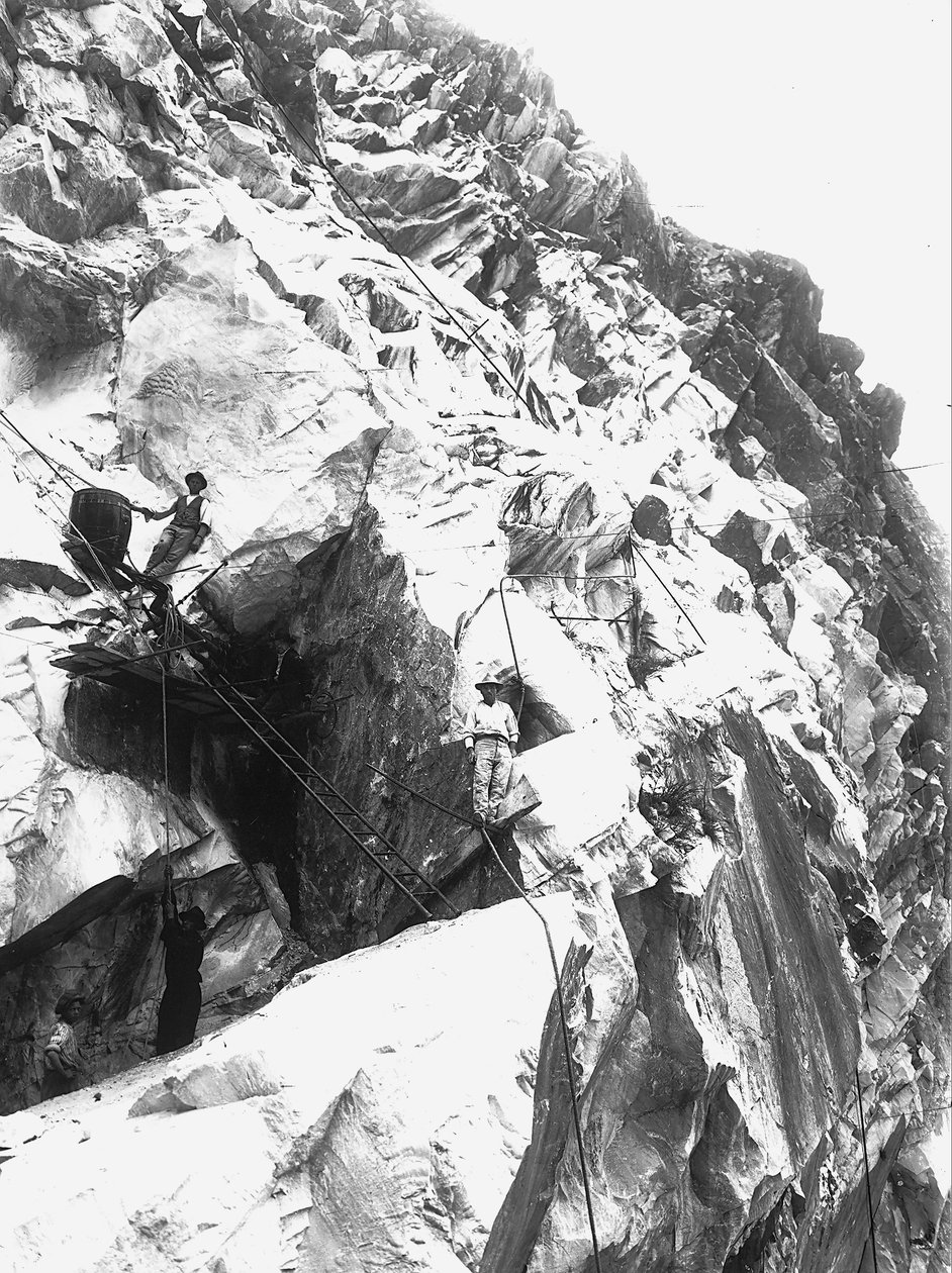 Exavators أثناء العمل في مقلع لشركة "Fabbricotti" في Lorano ، في Apuan Alps (صورة أبيض وأسود) بواسطة أ. كورسيني