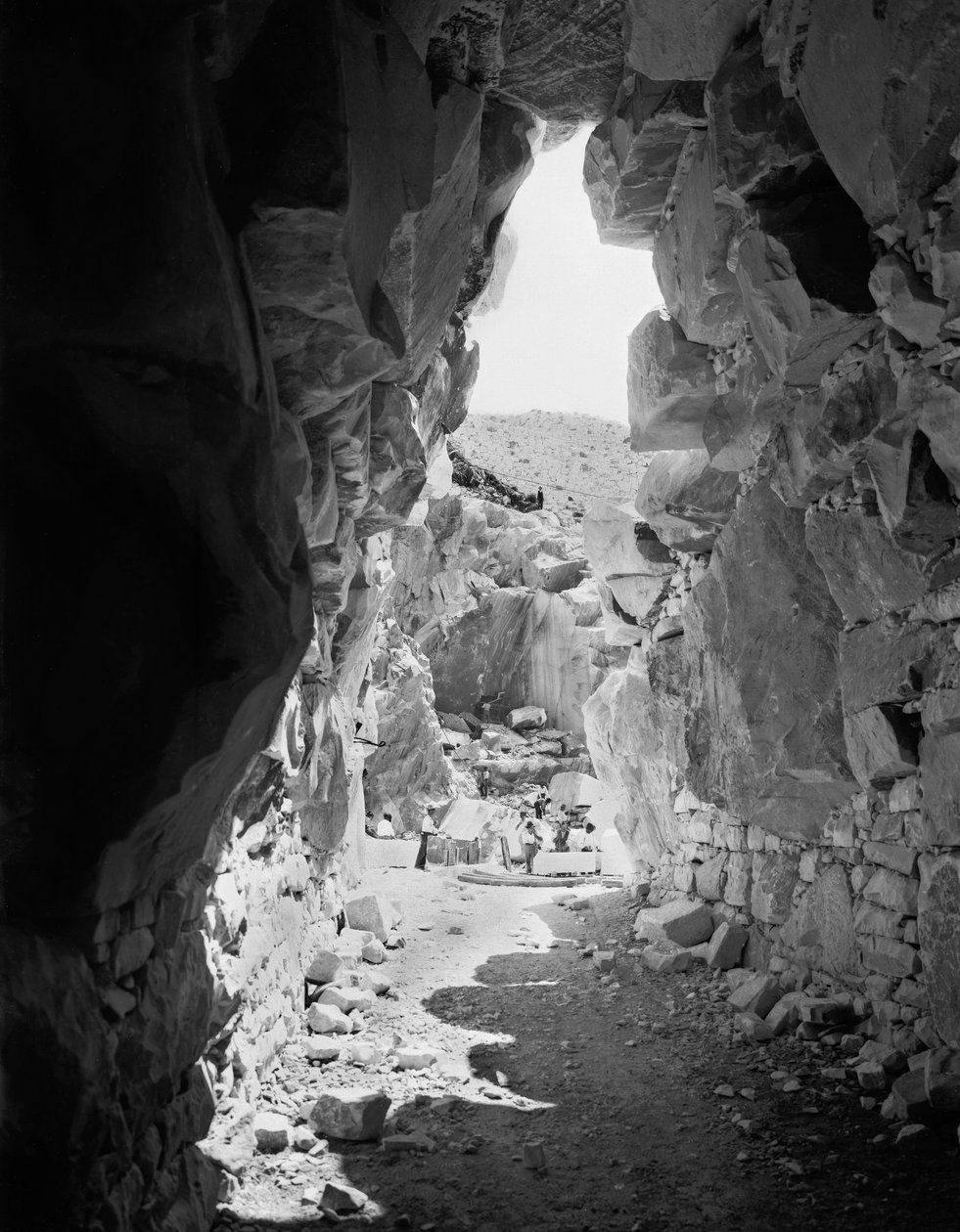 حفارات تعمل في محجر رخام في Apuan Alps ، توسكانا (b / w photo) بواسطة أ. كورسيني