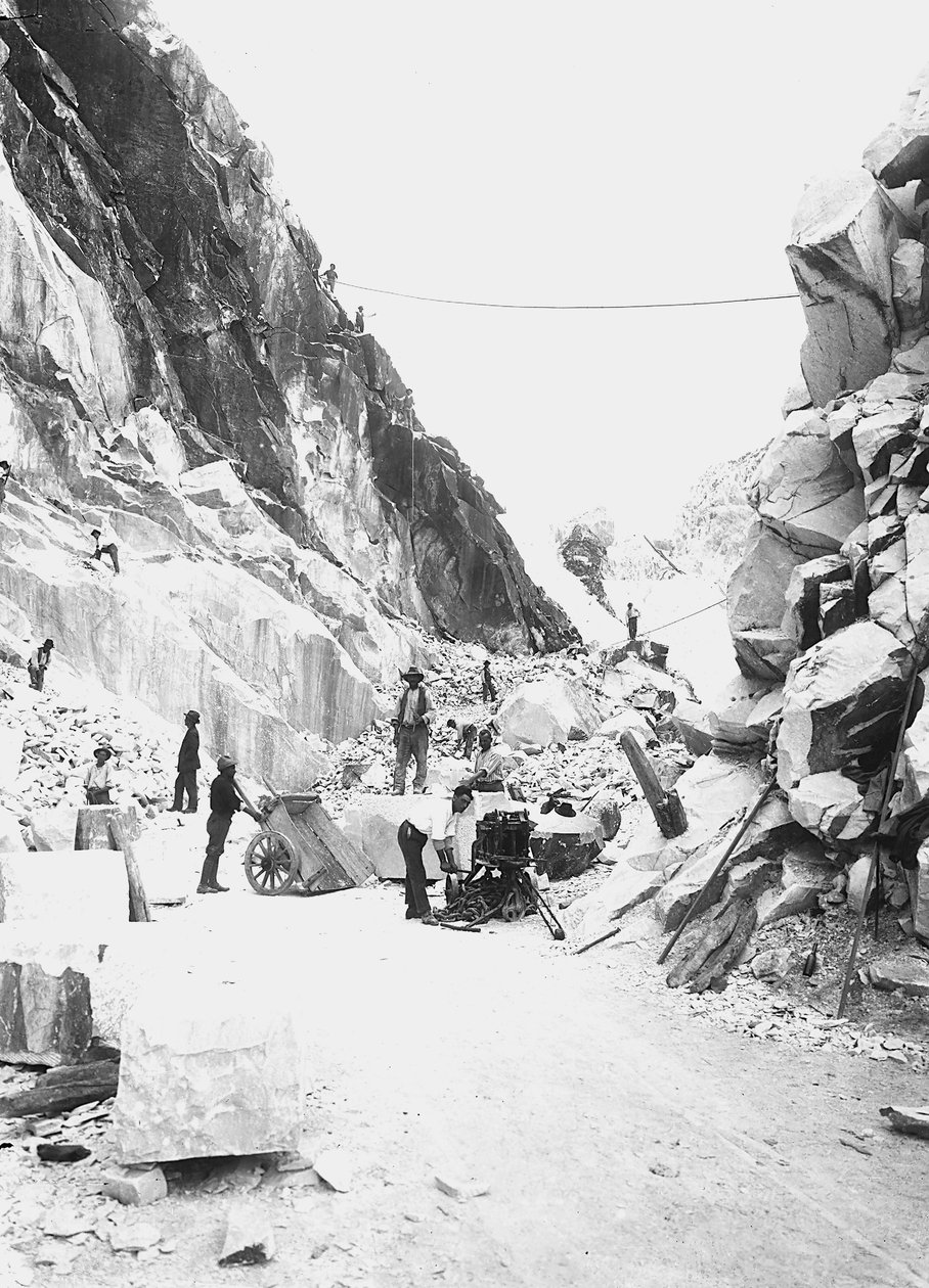 حفارات تعمل في محجر رخام في Apuan Alps ، توسكانا (b / w photo) بواسطة أ. كورسيني