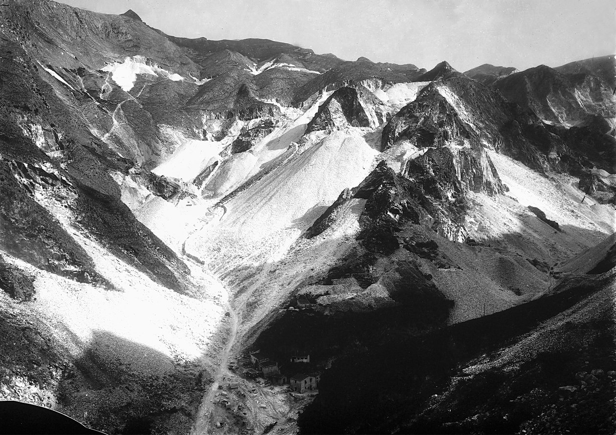 محاجر الرخام في Apuan Alps ، في توسكانا (b / w photo) بواسطة أ. كورسيني