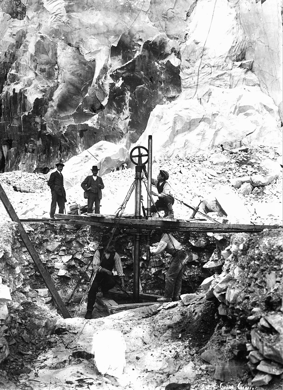 بعض الحفارات تعمل في محجر رخام في Apuan Alps ، في توسكانا (b / w photo) بواسطة أ. كورسيني