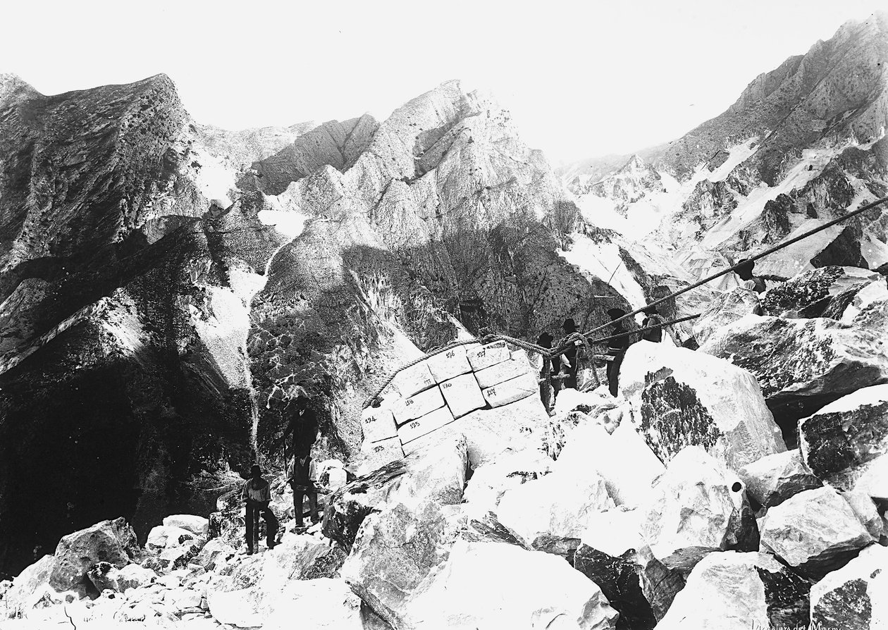 تشارك بعض الحفارات في Apuan Alps في `` lizzatura '' (القنب) للرخام ، أي النقل إلى وادي عدة كتل مثبتة مع حبال القنب (lizza) ، عن طريق مزلقة مصنوعة من ألواح خشب الزان أو البلوط (ب / ث الصورة) بواسطة أ. كورسيني
