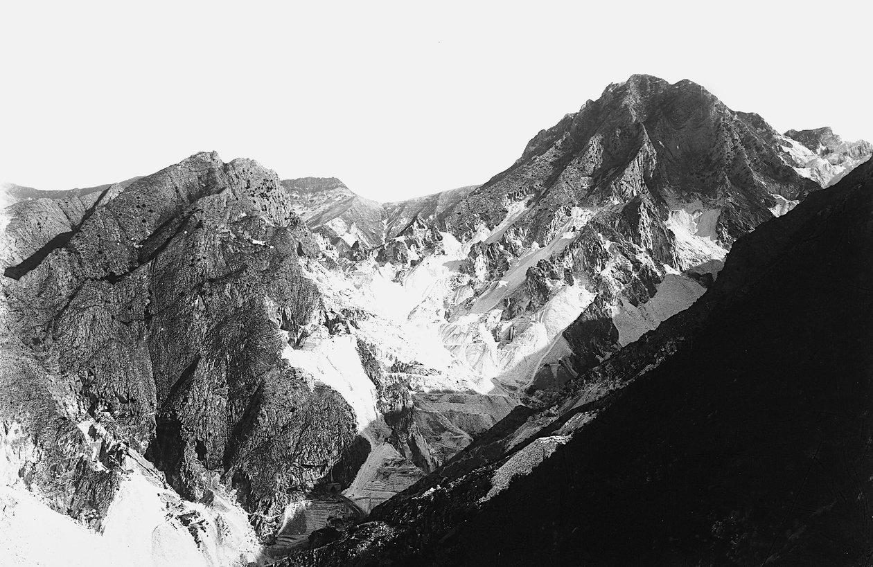 محجر الرخام Fantiscritti في Apuan Alps ، في توسكانا ، يُرى من بلجيكا (b / w photo) بواسطة أ. كورسيني