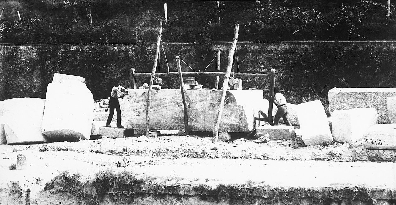 جهازان لتربيع الرخام في العمل في مقلع في Apuan Alps ، توسكانا (b / w photo) بواسطة أ. كورسيني