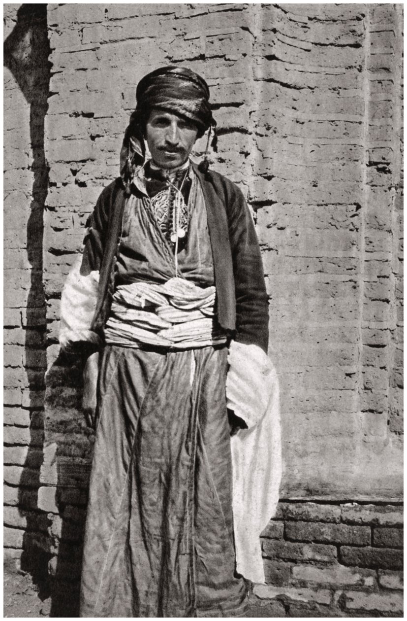 رجل قبيلة كردي من جنوب كردستان العراق ، 1925. بواسطة كريم