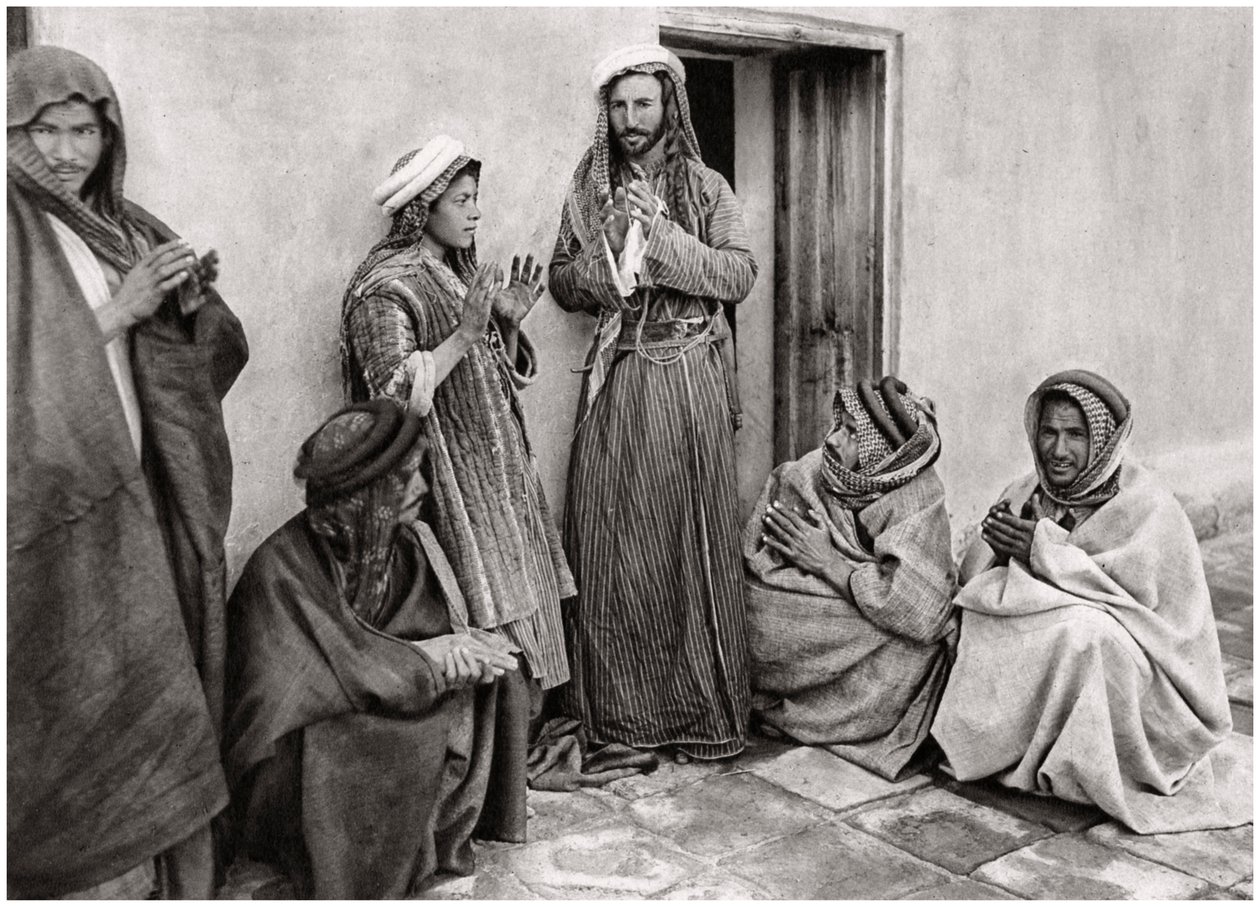 رجل يعلم صلاة لشاب ، العراق ، 1925. بواسطة كريم