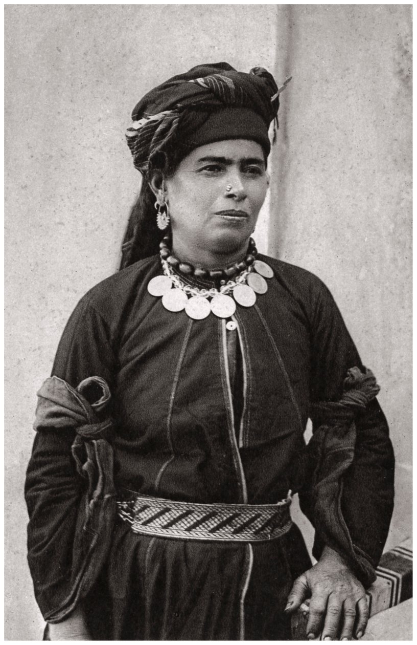 سيدة كردية في أفضل زي لها ، العراق ، 1925 بواسطة كريم