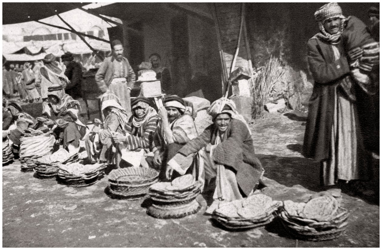 سوق الخُبر ، سوق خبز محلي ، بغداد ، العراق ، 1925. بواسطة كريم