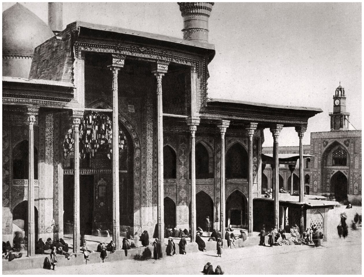 بوابة مدخل مسجد الكاظميين المؤدية إلى ضريح الإمام موسى القديم ، 1925 بواسطة كريم