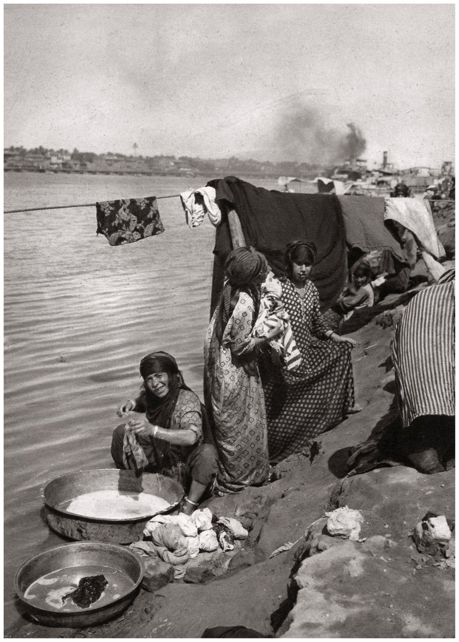 نساء غسالة على ضفاف دجلة ، بغداد ، العراق ، 1925 بواسطة كريم