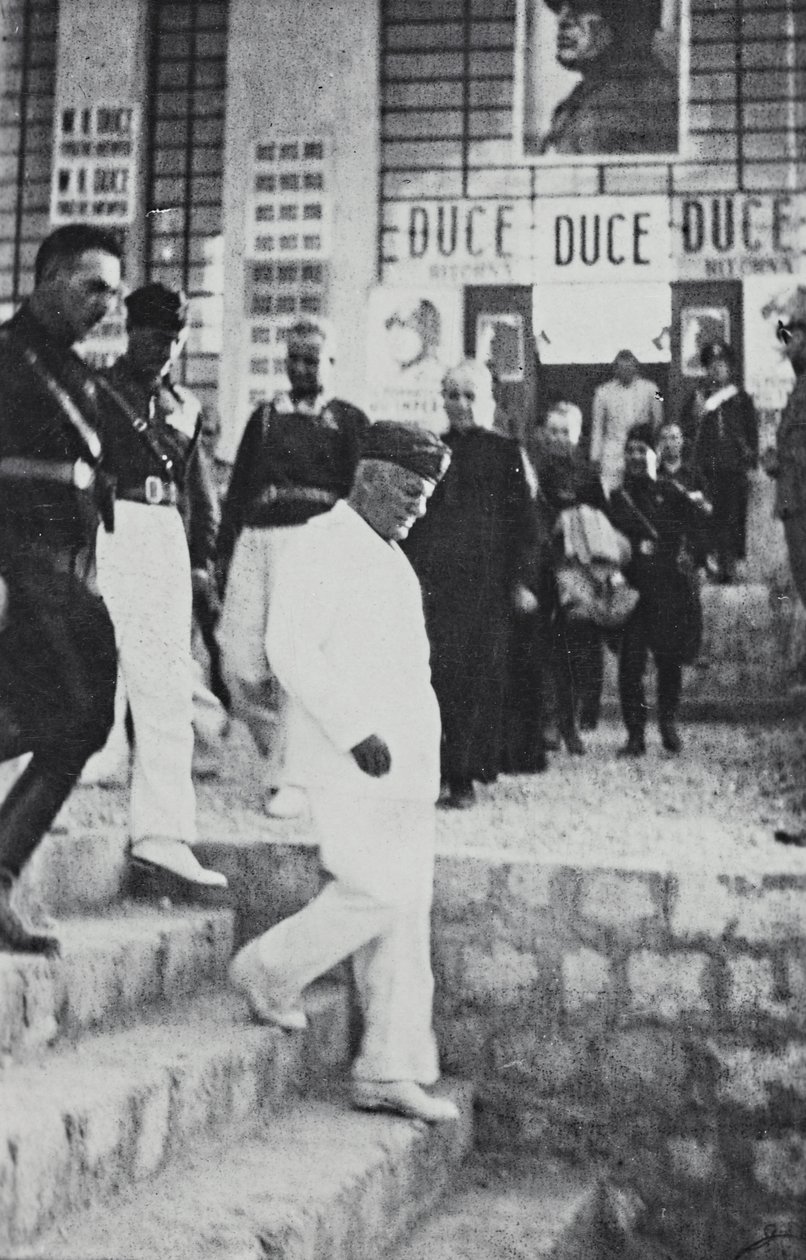 ألبوم "Duce": بينيتو موسوليني خلال زيارة رسمية في صقلية (b / w photo) بواسطة أ. سكارلاتا