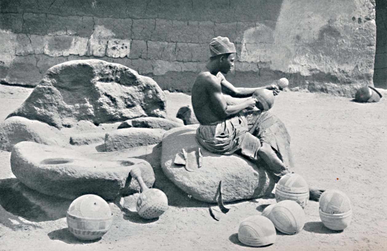 رجل من اليوروبا ينقش أوعية من الطين وجرار ماء ، لاغوس النائية ، جنوب نيجيريا ، 1912 بواسطة جيلستون