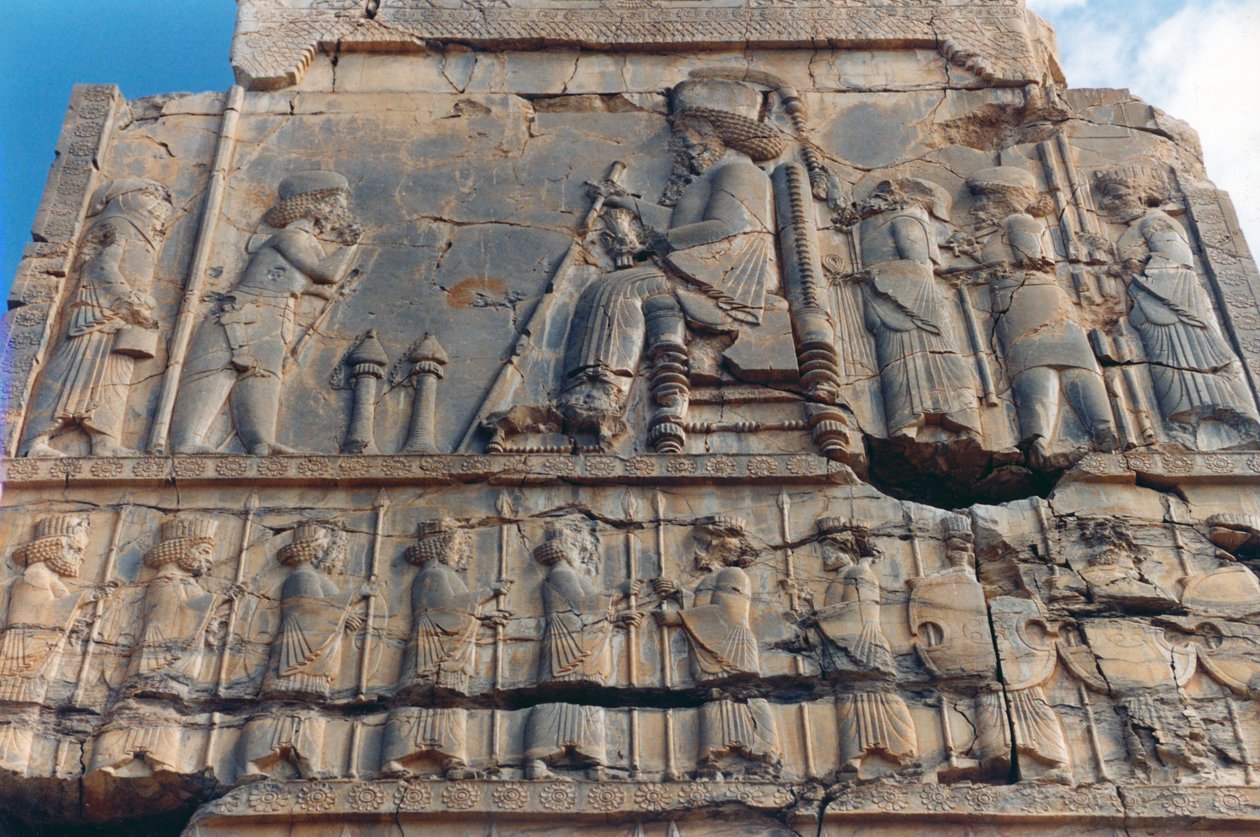 Artaxerxes I (464-24) يستلم فخامة في فستان `` Median &39;&39; بينما ينظر إليه كبار الشخصيات الآخرين ، التفاصيل من المدخل الغربي إلى Hundred Column Hall بواسطة الأخمينية