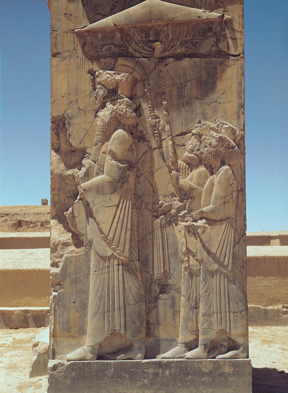 نقش يصور زركسيس الأول (c.519-465 قبل الميلاد) مع اثنين من الحاضرين بواسطة الأخمينية