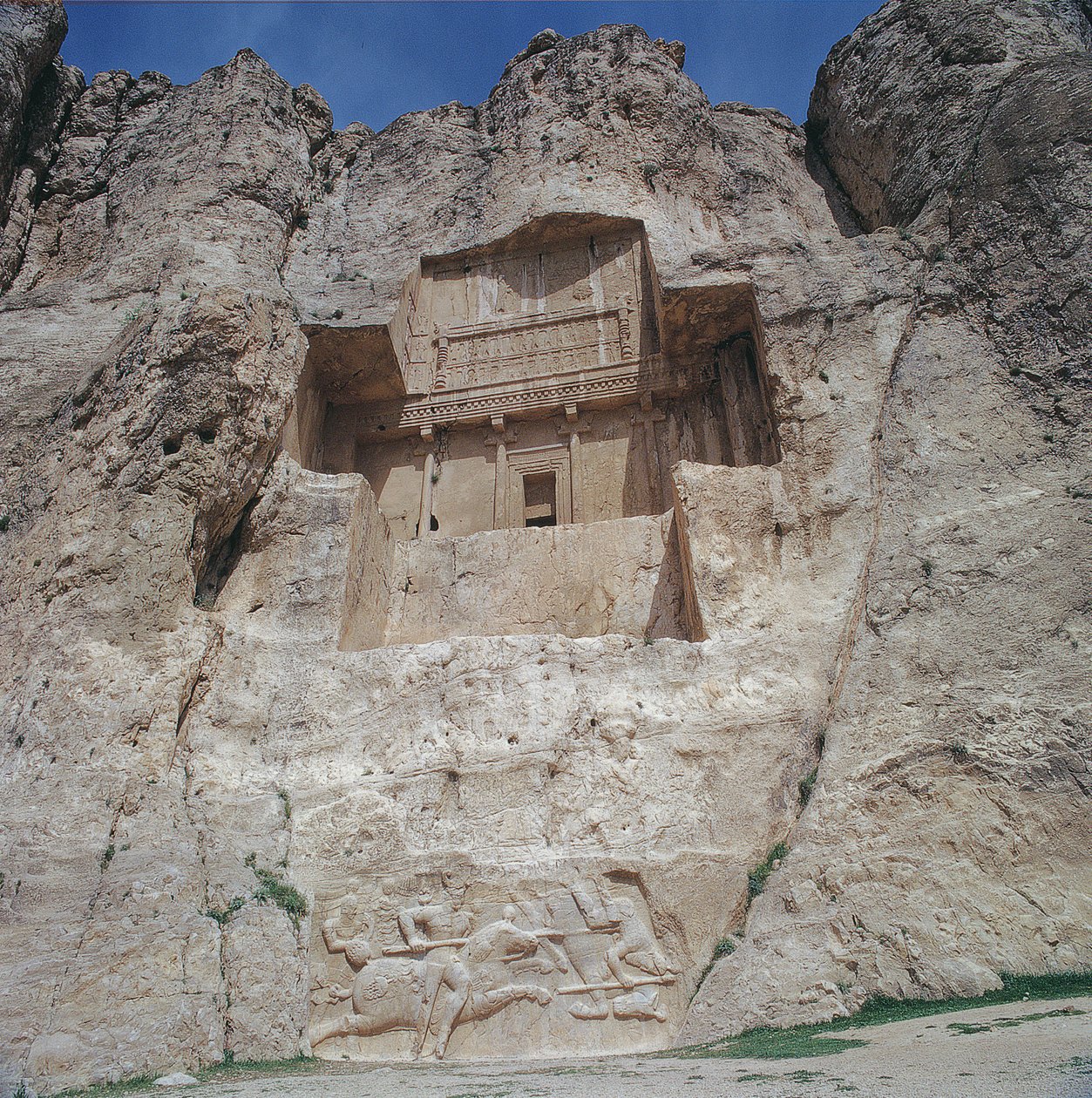 قبر Artaxerxes I المحفور في الصخر ، c.466-464 قبل الميلاد ، مع نقش ساساني أدناه يصور انتصار شابور الأول على الرومان بواسطة الأخمينية