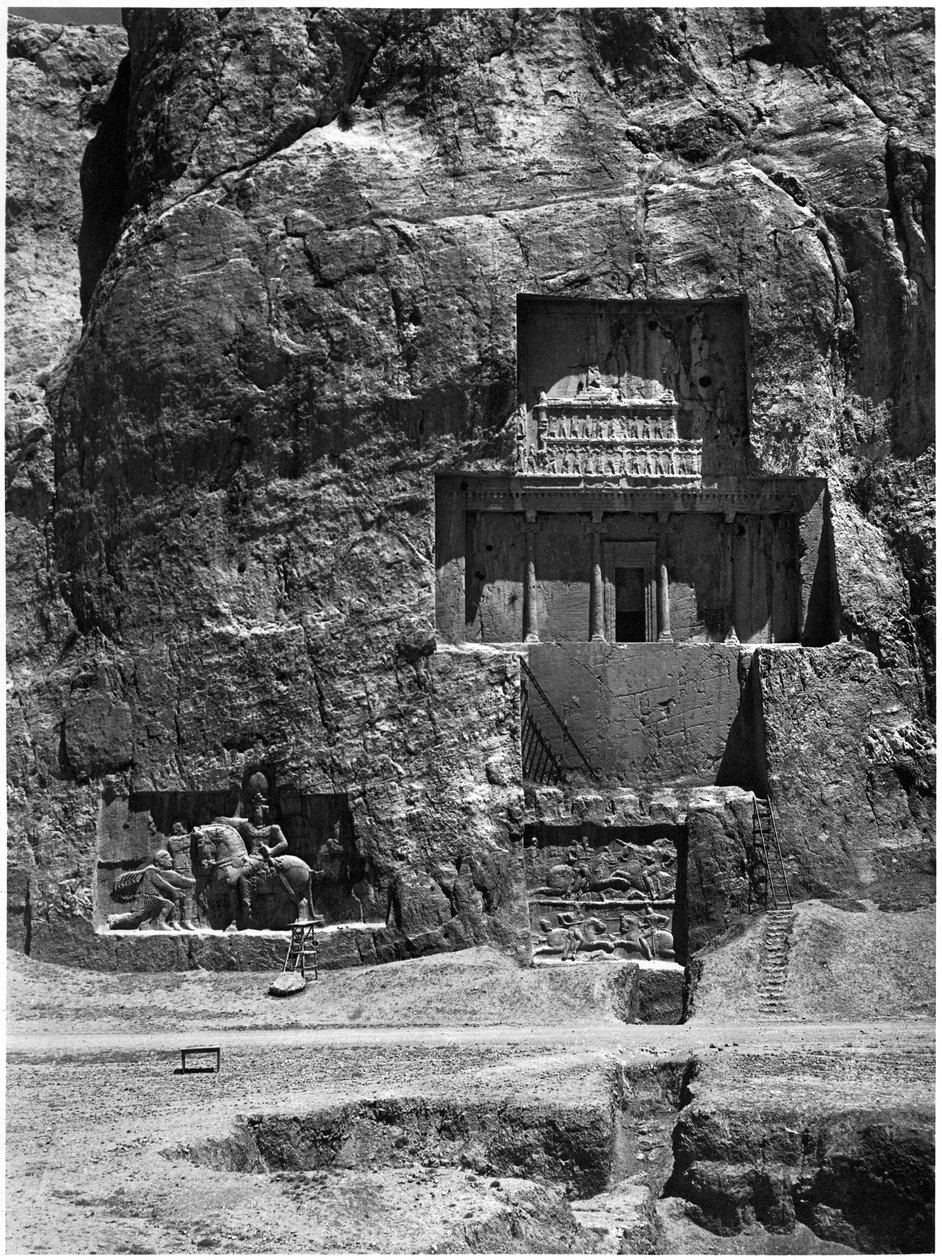 قبر Artaxerxes I المحفور في الصخر ، c.466-464 قبل الميلاد ، مع نقش ساساني أدناه يصور انتصار شابور الأول على الرومان بواسطة الأخمينية