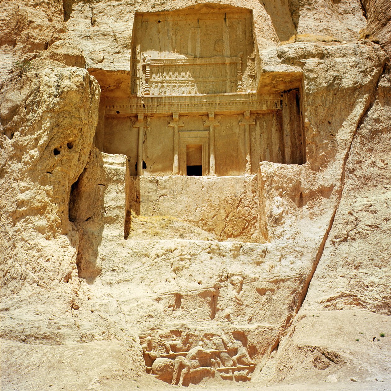 قبر Artaxerxes I المحفور في الصخر ، c.466-464 قبل الميلاد ، مع نقش ساساني أدناه يصور انتصار شابور الأول على الرومان بواسطة الأخمينية